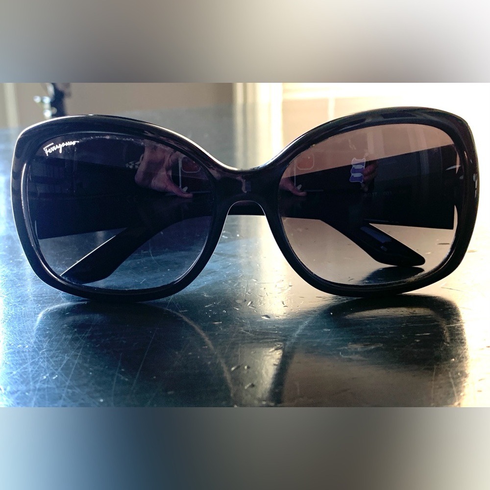 Salvatore Ferragamo Style SF722S -001 Black Gradient Sunglasses - No case